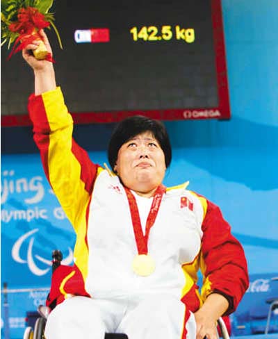 重量挙げ女子67.5キロ級、傅桃英が優勝