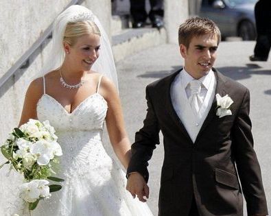 El capitán de la selección alemana Philipp Lahm se casa con su novia.