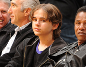 El hijo de Michael Jackson ve el partido de Lakers