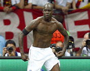 Balotelli lleva a una renovada Italia a la final de la Eurocopa contra España