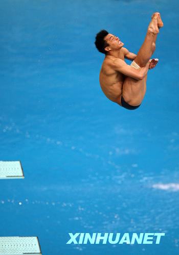 China's He Chong wins men's 3m springboard diving gold medal. [Xinhua] 