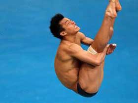 He Chong wins 3m springboard gold 