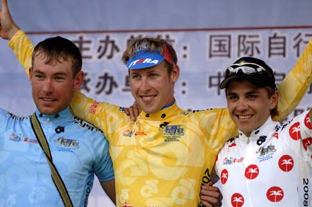 Russia's Shpilevskiy Boris (C), Kazakhstan's Gruzdev Dmitriy (L) and Kazakhstan's Valentin attend the awarding ceremony for the seventh stage of the 2008 Tour of Hainan, in Wuzhishan, a city of south China's Hainan Province, Nov. 18, 2008. A total of 105 cyclists of 20 teams took part in this stage of the race. [Xinhua]