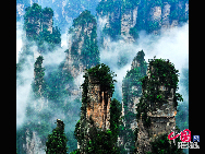 Mount Tianzi (Mount Heaven's Son) lies in the northwest of Wulingyuan and stands at a position of tripartite confrontation with Zhangjiajie National Park and Suoxi Valley. The mountain is provided with nearly 100 natural platforms for panoramic sightseeing.  It has more than 2000 stone peaks and dozens of waterfalls and springs. The sea of clouds, the wavelike stone ranges, the snow covered capes in the winter and the sunrise are most spectacular.[Photo by Zhuang Jun]